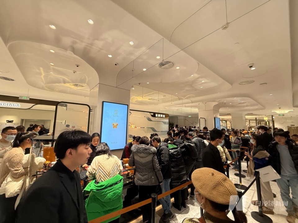实探|为买“网红”金排队几小时 “老铺黄金”能抢走奢侈品首饰生意吗?(图1)