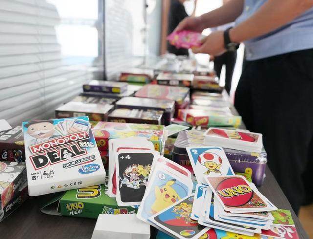 制作销售假冒“UNO”涉案超600万元!上海宝山警方侦破假冒游戏卡牌案(图1)
