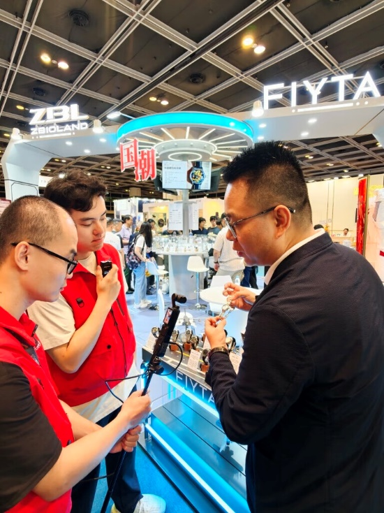 京东亮相2025年香港国际钟表展 直播“云逛展”带观众围观千款奢华名表(图2)