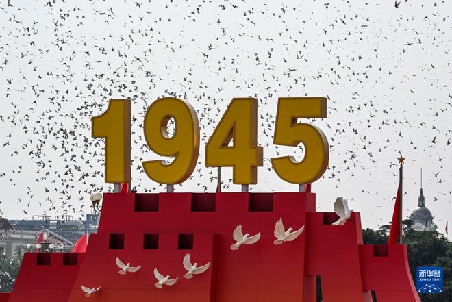 霍震霆与儿子们齐聚北京观看阅兵霍启刚发长文:强大的军队向世界展示了我国的底气(图2)