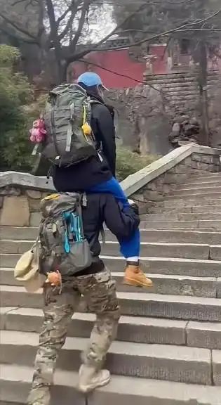 两女子花3万请24位陪爬登顶泰山(图3)