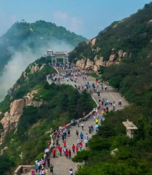 两女子花3万请24位陪爬登顶泰山(图4)