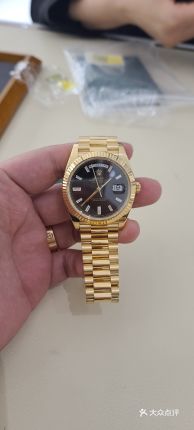 我们致力于为广大客户提供专业且高价的奢侈品回收服务涵盖黄金、手表（名表在列）、包包（包括知名品牌包款）、钻石以及各类精美首饰。此外我们还提供灵活的寄卖业务以满足您多样化的需求。