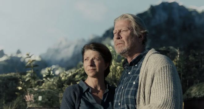 不输冰岛的北极圈胜地打卡雪山群峰下的红色渔村推开窗就是极光!(图6)