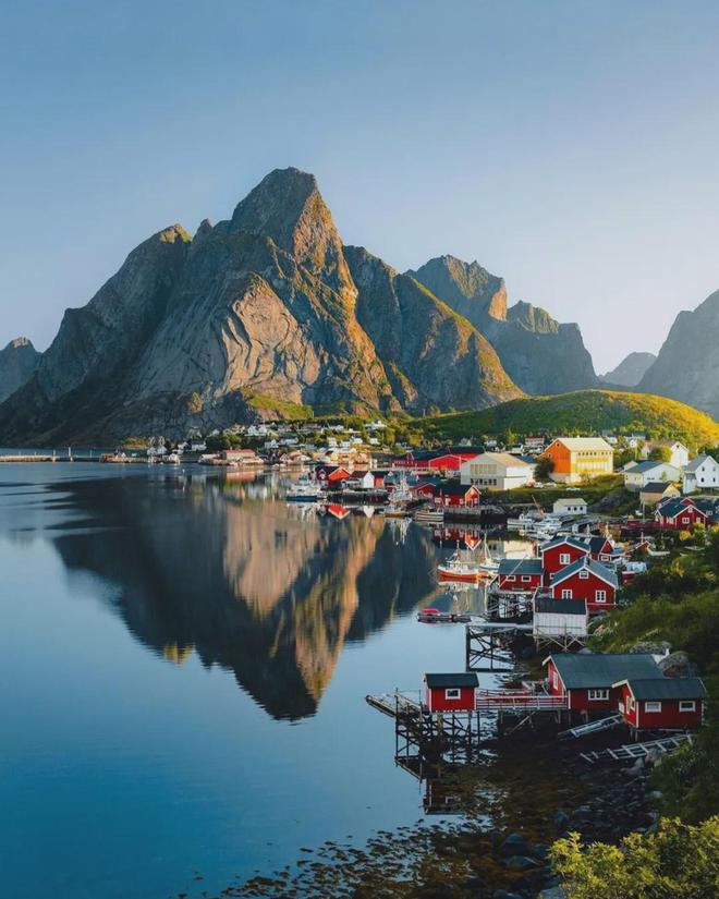 不输冰岛的北极圈胜地打卡雪山群峰下的红色渔村推开窗就是极光!(图13)