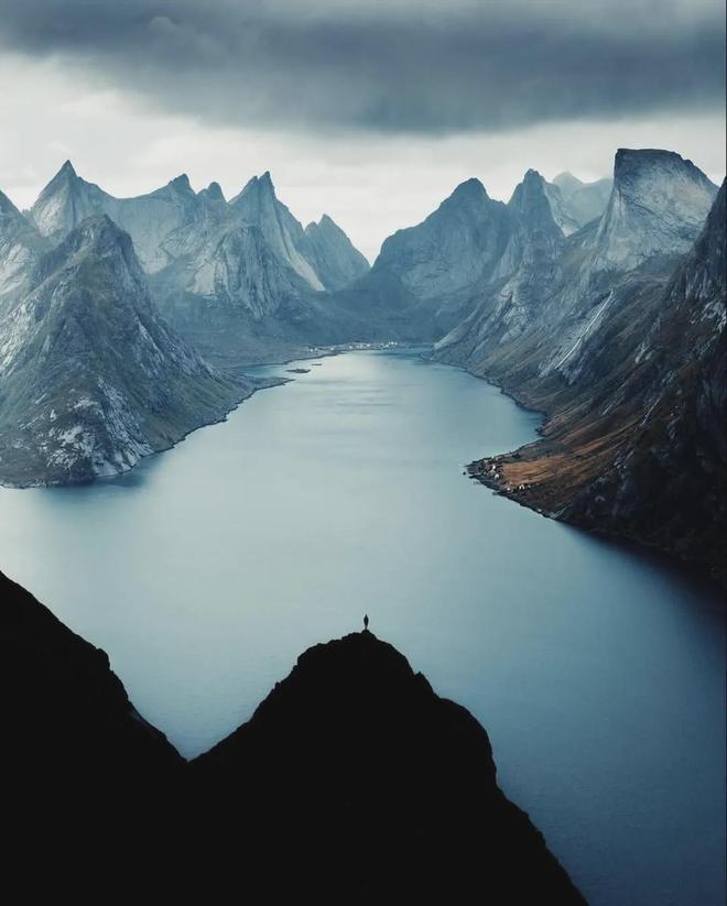 不输冰岛的北极圈胜地打卡雪山群峰下的红色渔村推开窗就是极光!(图16)