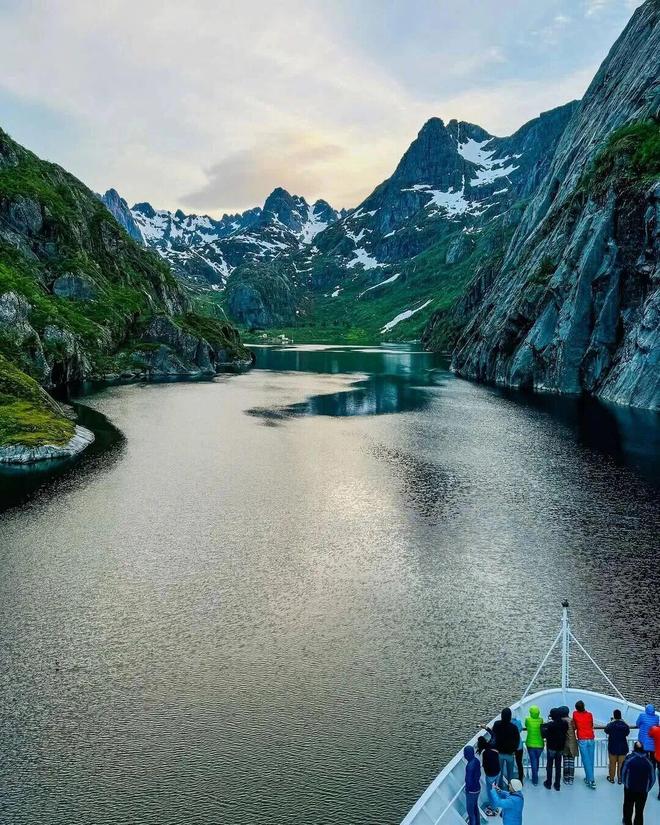 不输冰岛的北极圈胜地打卡雪山群峰下的红色渔村推开窗就是极光!(图26)