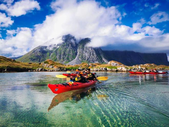 不输冰岛的北极圈胜地打卡雪山群峰下的红色渔村推开窗就是极光!(图23)