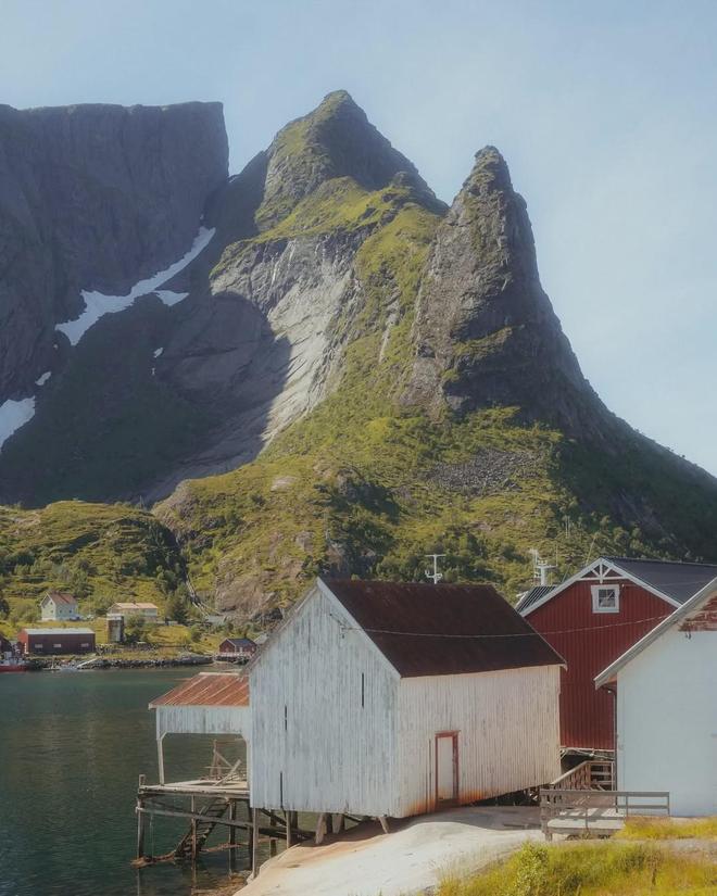 不输冰岛的北极圈胜地打卡雪山群峰下的红色渔村推开窗就是极光!(图36)