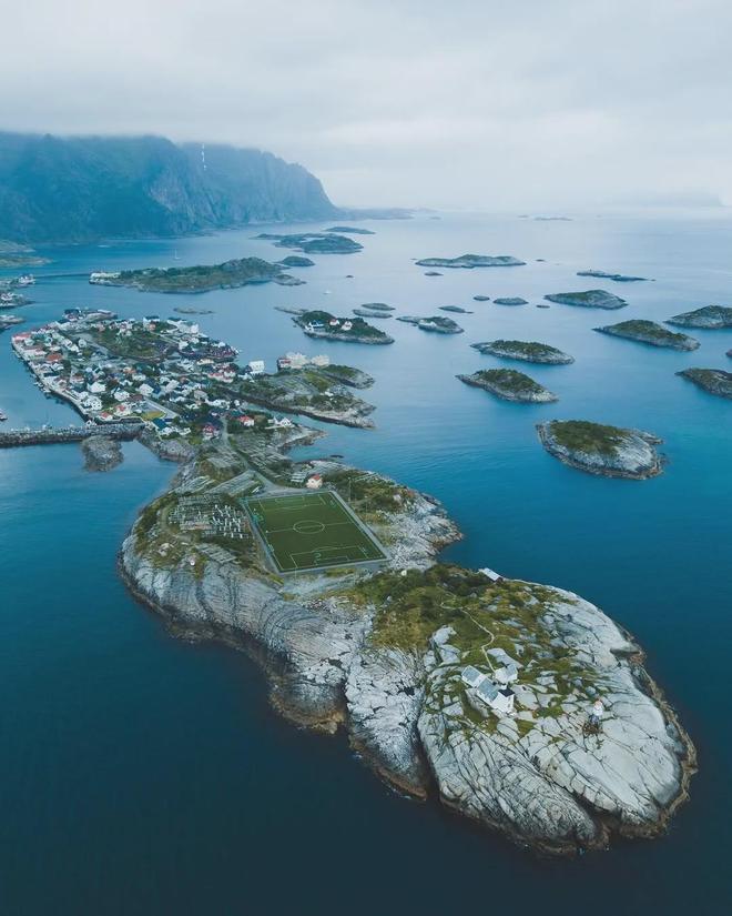 不输冰岛的北极圈胜地打卡雪山群峰下的红色渔村推开窗就是极光!(图58)