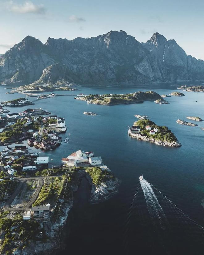 不输冰岛的北极圈胜地打卡雪山群峰下的红色渔村推开窗就是极光!(图56)