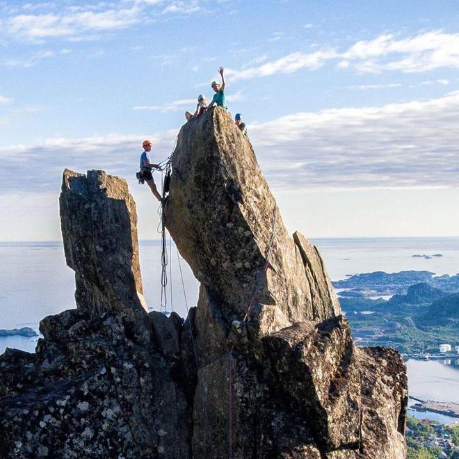 不输冰岛的北极圈胜地打卡雪山群峰下的红色渔村推开窗就是极光!(图61)