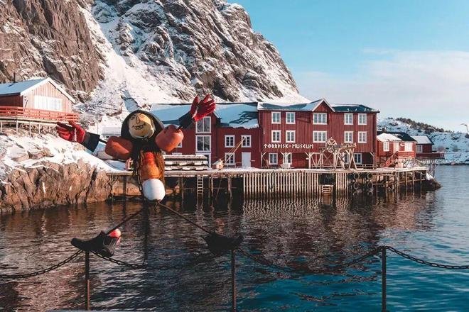 不输冰岛的北极圈胜地打卡雪山群峰下的红色渔村推开窗就是极光!(图32)