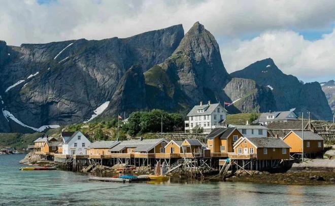 不输冰岛的北极圈胜地打卡雪山群峰下的红色渔村推开窗就是极光!(图42)