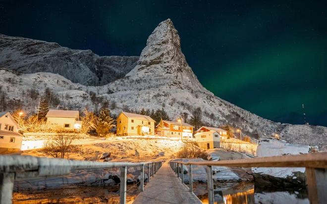 不输冰岛的北极圈胜地打卡雪山群峰下的红色渔村推开窗就是极光!(图39)