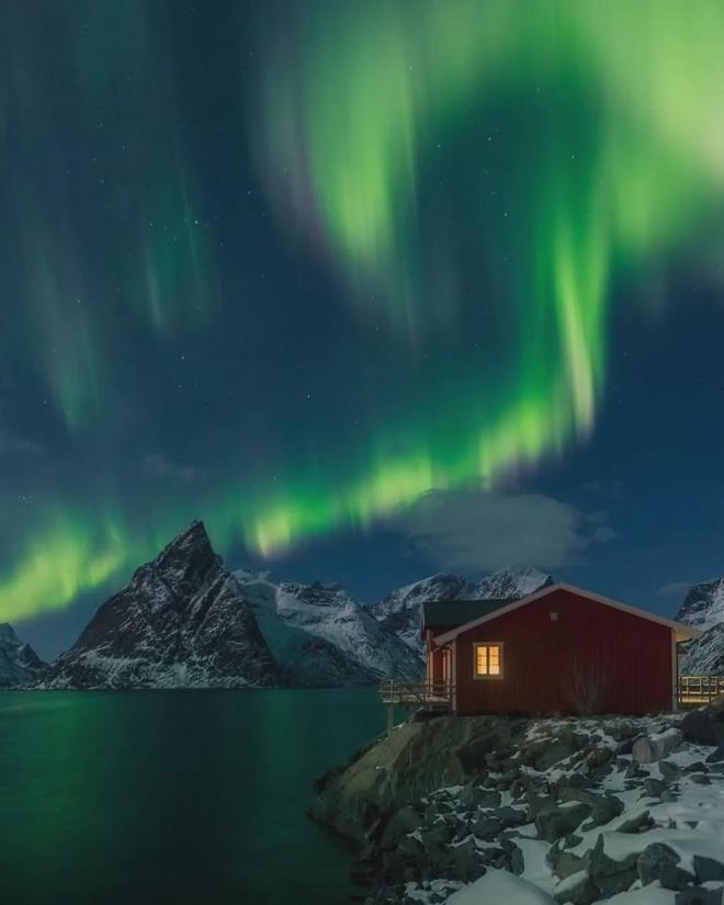 不输冰岛的北极圈胜地打卡雪山群峰下的红色渔村推开窗就是极光!(图43)