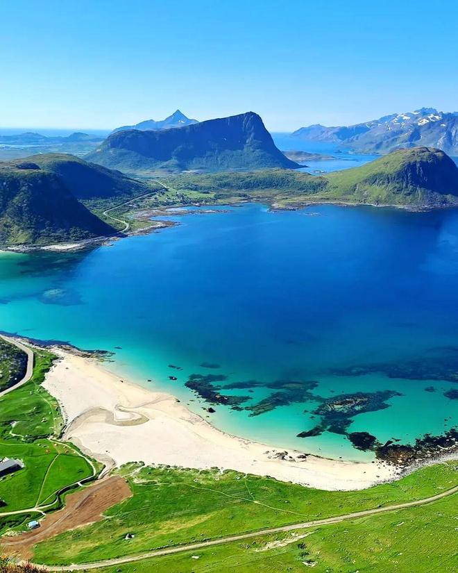 不输冰岛的北极圈胜地打卡雪山群峰下的红色渔村推开窗就是极光!(图70)