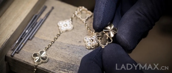 老铺黄金：狂飙之后