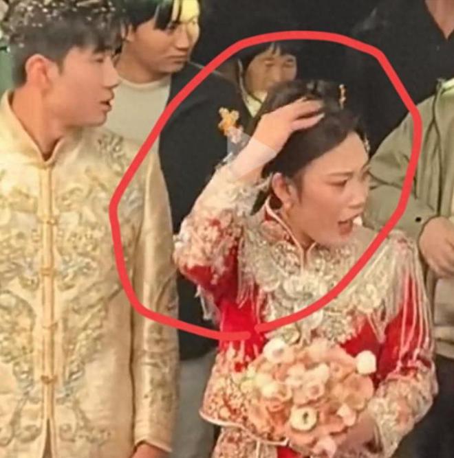 大妈扯新娘红盖头后续:正脸曝光知情人透原因疑是新娘舅妈(图6)