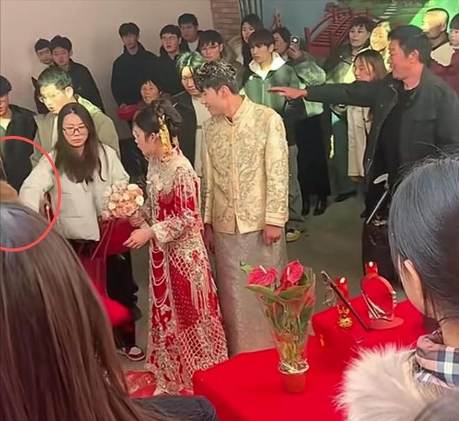 大妈扯新娘红盖头后续:正脸曝光知情人透原因疑是新娘舅妈(图7)