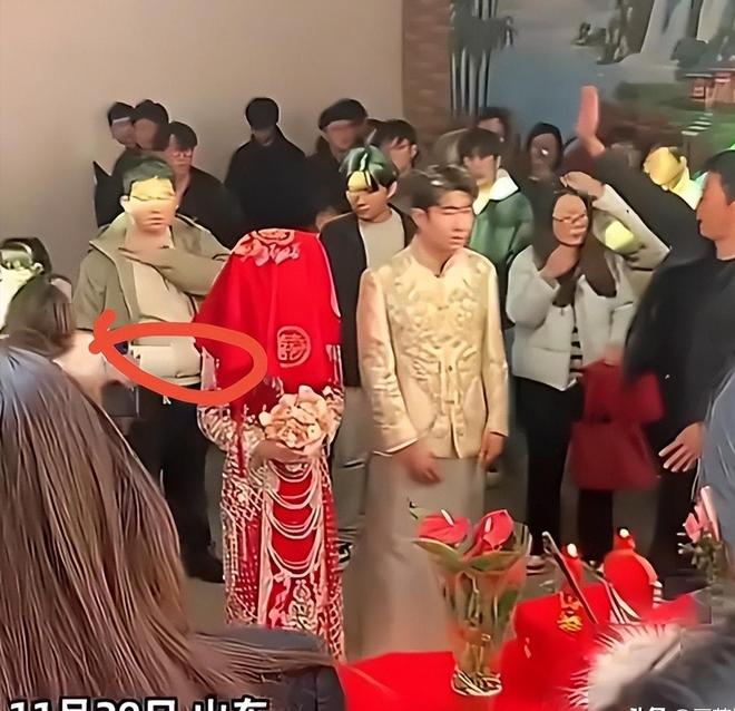 大妈扯新娘红盖头后续:正脸曝光知情人透原因疑是新娘舅妈(图8)