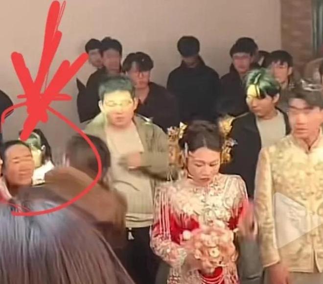 大妈扯新娘红盖头后续:正脸曝光知情人透原因疑是新娘舅妈(图12)