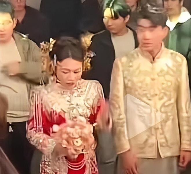 大妈扯新娘红盖头后续:正脸曝光知情人透原因疑是新娘舅妈(图10)