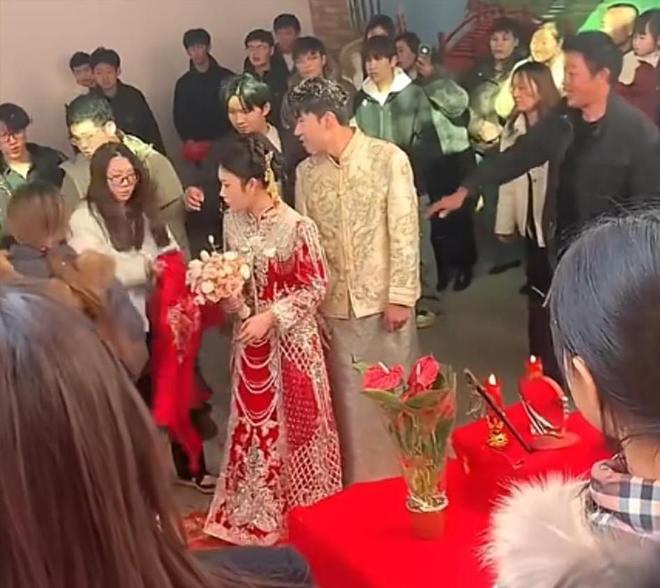 大妈扯新娘红盖头后续:正脸曝光知情人透原因疑是新娘舅妈(图11)