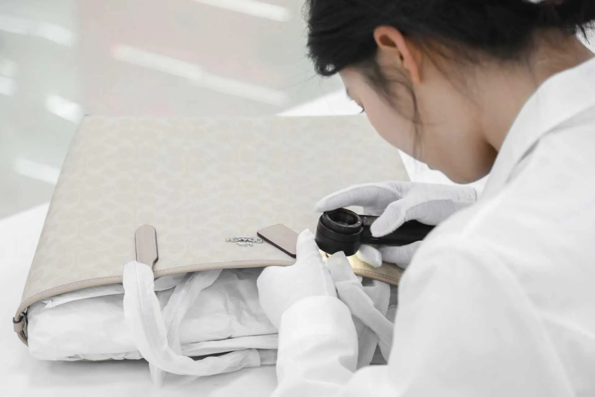 为什么越来越多人涌入奢侈品特卖?(图2)