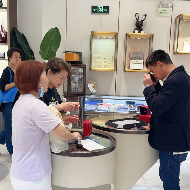 上海二手奢侈品回收门店「靠谱榜」:口碑 + 专业度实测推荐!(图1)