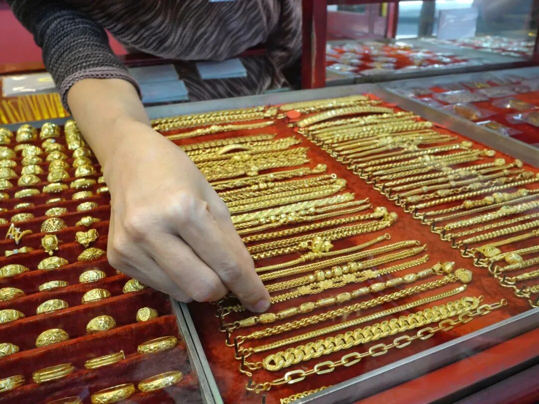 英国《金融时报》:老铺黄金呈现奢侈品价值 中国品牌首获高端市场定价权(图1) 英国《金融时报》:老铺黄金呈现奢侈品价值 中国品牌首获高端市场定价权