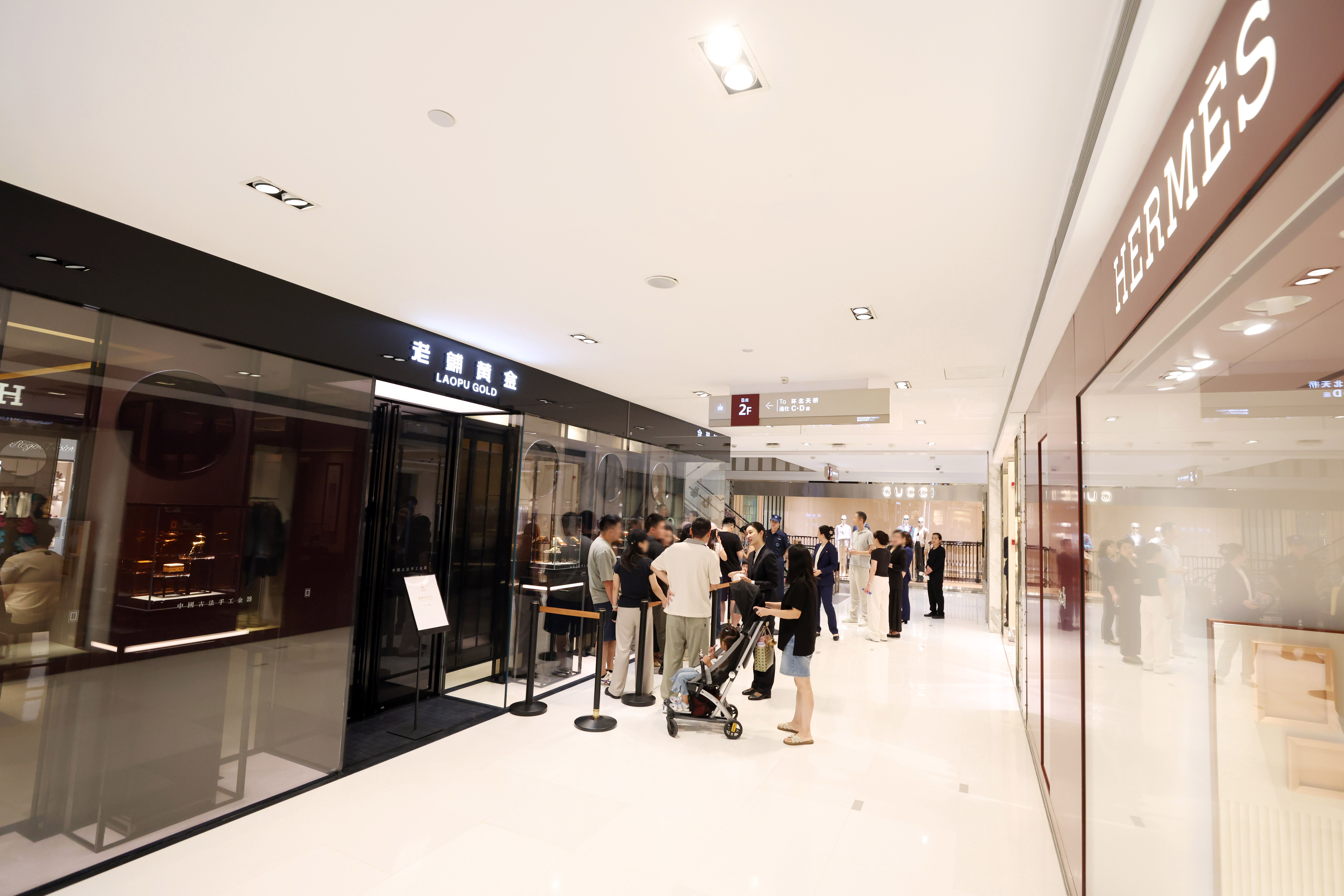 老铺黄金逆势突围:半年七店跃迁进入顶奢赛道核心区(图1)