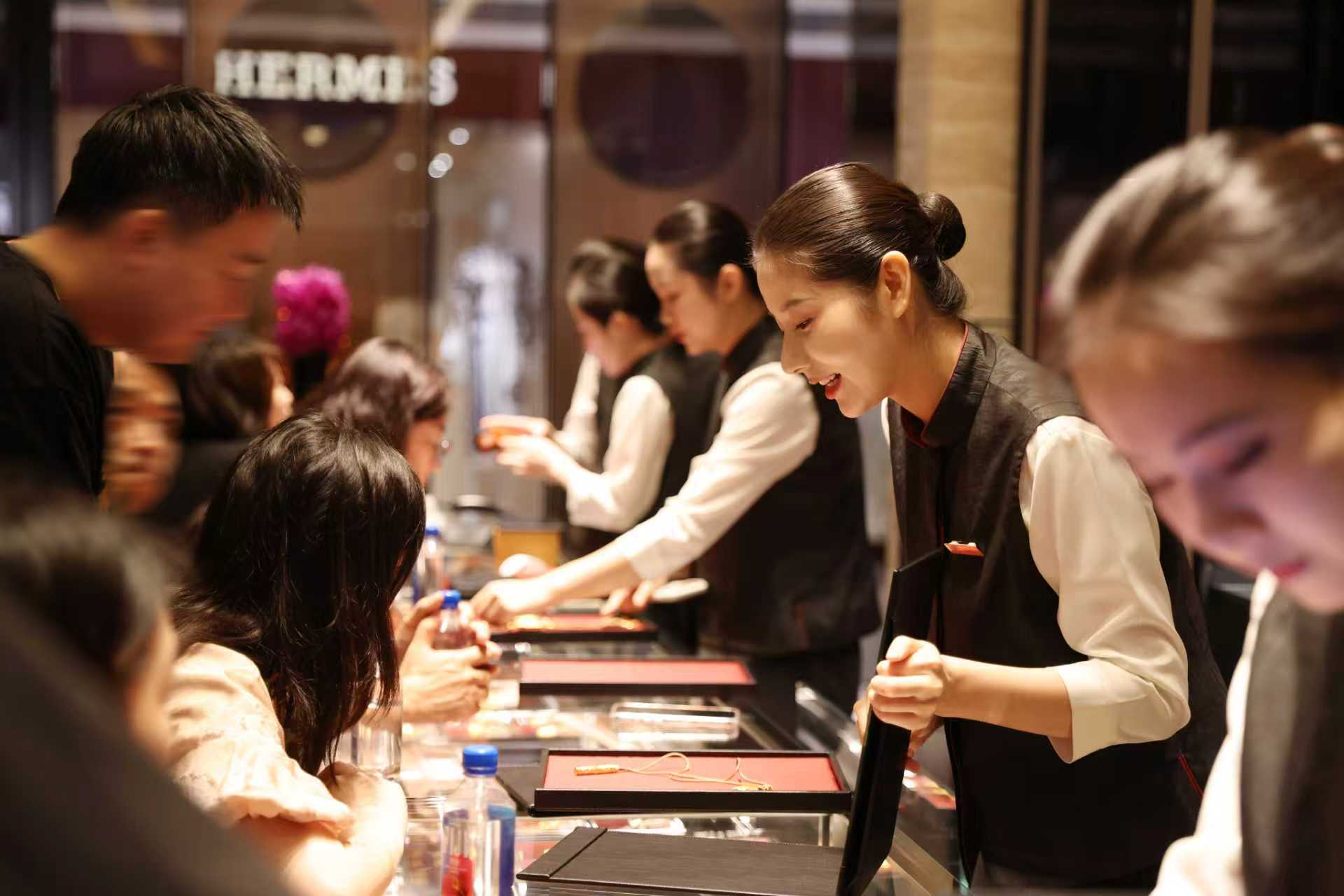 老铺黄金逆势突围:半年七店跃迁进入顶奢赛道核心区(图2)